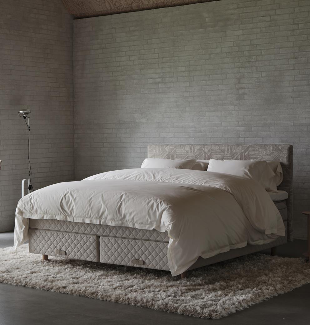 bed_continental_dux-80_sustainable-comfort_pie_comfort_astoria-headboard_4.jpg